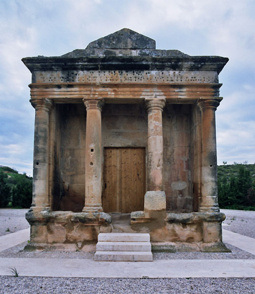 gozARTE's tweet photo. Ayer os preguntaba DÓNDE ESTÁ ESTA PEQUEÑA CONSTRUCCIÓN. Pues bien, la mayoría habéis acertado y habéis dicho que es el MAUSOLEO ROMANO DE #FABARA, uno de los mejor conservados de todo el Imperio.
Fue construido alrededor del siglo II para servir de lugar de enterramiento y homenaje a un personaje cuyo nombre conocemos por una inscripción, “A los dioses manes de Lucio Emilio Lupo”.
Hay mausoleos y tumbas de muchos tipos, y éste concretamente es de los que imitan la forma de un pequeño templo, decorado con frisos con hojas de acanto, palmetas, guirnaldas (os dejo una imagen con un detalle). En la parte frontal tenía una inscripción con letras de bronce que no se han conservado, aunque sí los agujeros en los que estaban ancladas y que han permitido hacer hipótesis sobre lo que decía, quizá que el difunto era hijo de Lucio y Lucrecia y habría muerto con 13 (o 23) años de edad.
Al interior hay una cámara cubierta con bóveda de cañón y una cámara subterránea en la que se colocaron los restos del difunto.
Lo más sorprendente de este mausoleo es su fantástico estado de conservación, que tenemos que achacar a la calidad de la obra y también al hecho de que durante siglos no se conoció su existencia más allá de Fabara, donde lo llamaban "la caseta de los moros", pensando que sería de esa época.