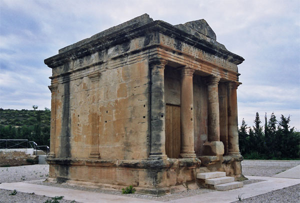 gozARTE's tweet photo. Ayer os preguntaba DÓNDE ESTÁ ESTA PEQUEÑA CONSTRUCCIÓN. Pues bien, la mayoría habéis acertado y habéis dicho que es el MAUSOLEO ROMANO DE #FABARA, uno de los mejor conservados de todo el Imperio.
Fue construido alrededor del siglo II para servir de lugar de enterramiento y homenaje a un personaje cuyo nombre conocemos por una inscripción, “A los dioses manes de Lucio Emilio Lupo”.
Hay mausoleos y tumbas de muchos tipos, y éste concretamente es de los que imitan la forma de un pequeño templo, decorado con frisos con hojas de acanto, palmetas, guirnaldas (os dejo una imagen con un detalle). En la parte frontal tenía una inscripción con letras de bronce que no se han conservado, aunque sí los agujeros en los que estaban ancladas y que han permitido hacer hipótesis sobre lo que decía, quizá que el difunto era hijo de Lucio y Lucrecia y habría muerto con 13 (o 23) años de edad.
Al interior hay una cámara cubierta con bóveda de cañón y una cámara subterránea en la que se colocaron los restos del difunto.
Lo más sorprendente de este mausoleo es su fantástico estado de conservación, que tenemos que achacar a la calidad de la obra y también al hecho de que durante siglos no se conoció su existencia más allá de Fabara, donde lo llamaban "la caseta de los moros", pensando que sería de esa época.