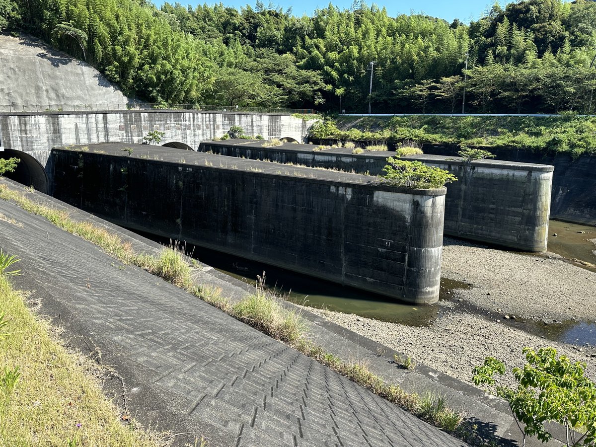 dimethylDMSO's tweet photo. ３つの巨大隧道

狩野川放水路 https://t.co/8nXWscTg4V