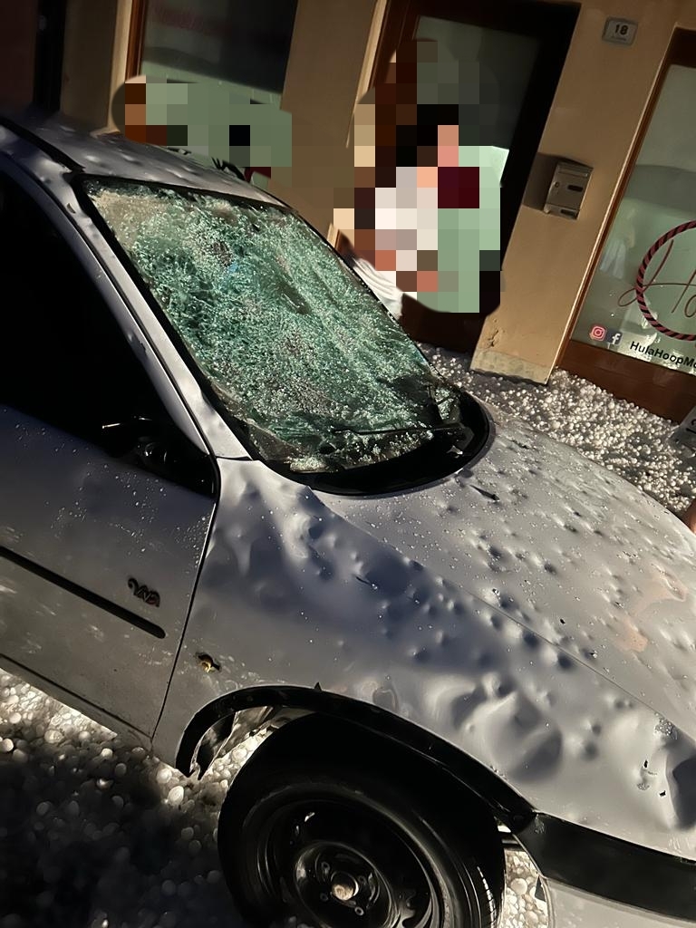 regioneFVGit's tweet photo. ⛈️Pioggia, grandinate e forti raffiche di vento, alberi caduti, case scoperchiate, automobili distrutte, danni alle linee elettriche e telefoniche. L'ondata di maltempo ha sferzato questa notte il #FVG. 
📌 Permane lo stato di ALLERTA fino alle 24 di oggi, 25 luglio. https://t.co/4NHTZ9XsSb