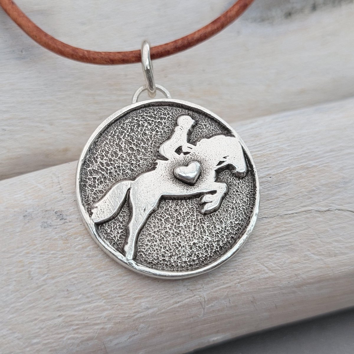 animoART's tweet image. Sofort versandbereit %, Kettenanhänger "Springreiter mit Herz" recyceltes Sterlingsilber, handgefertigt 
Anhänger "Springreiter mit Herz"
"Das Glück der Erde liegt auf dem Rücken der Pferde."
Dieser Anhänger ist ein hübscher Talisman für Pferdefans &amp;amp; Springreiter.
Handgefer...