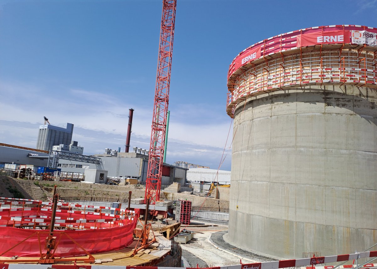 RSBFormwork's tweet photo. Der erste Faulturm in Basel ist bereits 16m hoch - weitere 8m fehlen noch.

Mit 2 Schalsätzen werden 5 Faultürme gebaut.

#rsbformwork #ernebau #kläranlage #basel #arabasel #prorheno #holinger #faulturm #schlammbehandlung #ingenierubau https://t.co/yYGAOfQRIT