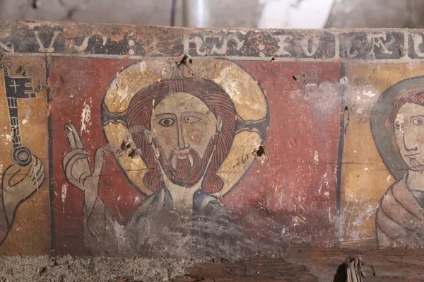 XavierMauduit's tweet photo. 🤩 C'est un beau roman à Ur (Pyrénées-Orientales, en Cerdagne, et non à Sumer, même si c'est l'été) : 

alors que le retable de l'église Saint-Martin était retiré pour être restauré, une poutre peinte du XIIe siècle a été découverte, quasi intacte !

👉https://t.co/pHynAFPQj5 https://t.co/kc5k6yWYZh