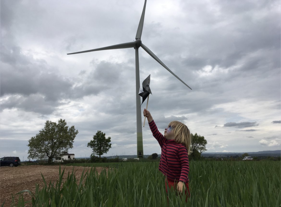 Unos años más tarde, con la misma ilusión, <a href="/Viuredelaire/">Viuredelaire</a> se convierte en el el 1r proyecto comunitario de energía eólica del estado (2350kW) Una apuesta valiente y decidida de instalación de  un aerogenerador de propiedad compartida entre la ciudadanía. viuredelaire.cat