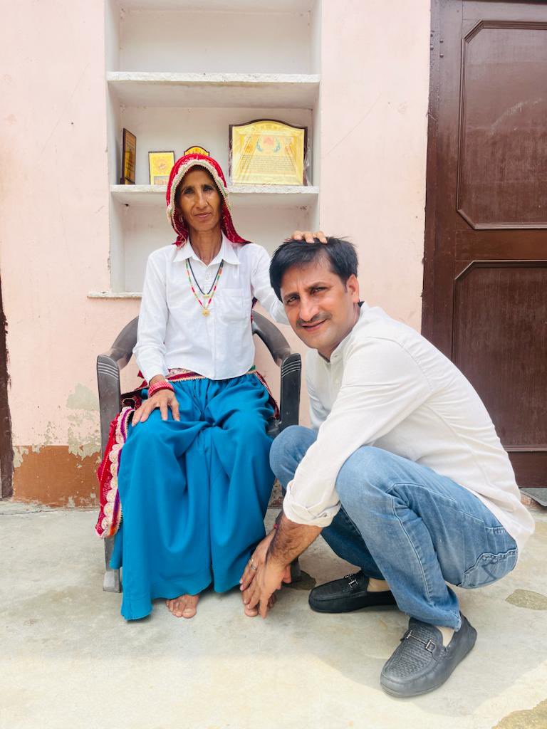जन्मदिन की शुरुआत माँ के चरणों से।