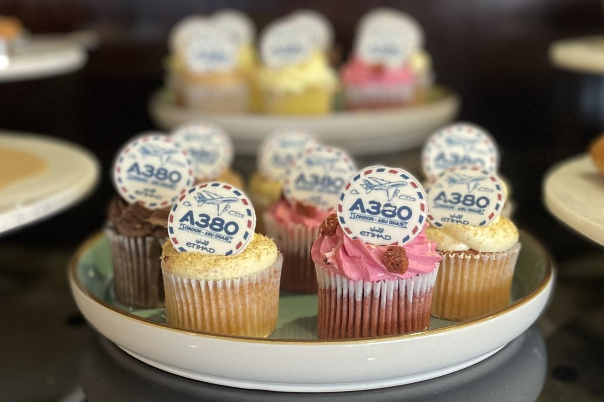 thomas_boon's tweet photo. A lovely day for a cupcake! 🧁 #Etihad #AirbusA380 #EY12 https://t.co/J9uF1PHrqq
