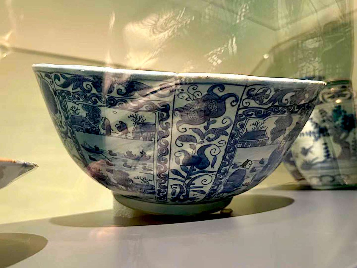 SarahWardAU's tweet photo. Calling all #Ming #China #ceramicists! This B&W porcelain bowl from a c.1643 Chinese #shipwreck in Indonesian waters is confounding my colleagues. Are the houses #Dutch or #Ming? Can anyone identify the pattern/location? Is it evidence of 🇳🇱🇨🇳#culturalexchange? Thoughts pls 🍶🙏🏻 https://t.co/RPppwnbG5f