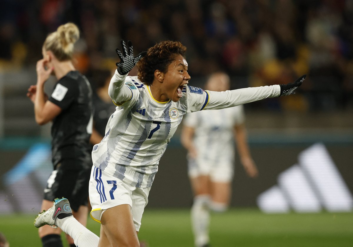gmasportsph's tweet photo. GOAL-DEN! 🇵🇭⚽

What a moment for Sarina Bolden and the @PilipinasWNFT! #FIFAWWC 

The Filipinas are up at the half over New Zealand, 1-0!

(Photos: REUTERS/Amanda Perobelli) https://t.co/I2ykjt4Z0X
