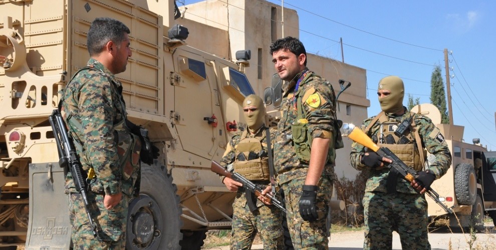 PressRasti's tweet photo. Li gorî Rewangeha Sûriyê ya Mafên Mirovan, duh hêzên Hevpeymaniya Navdewletî dewriyeke leşkerî ligel otombîleke Hêzên Sûriya Demokratîk pêk anîn. Dewriye ji 4 wesayitên zirxî ji zeviya petrolê ya El-Umer dihatin, di çarçoveya gera xwe ya asayî ya li herêmê de cih girt. https://t.co/riHW5G4FVz