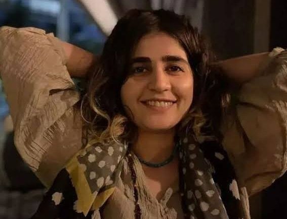 امیر رئیسیان، وکیل #سپیده_قلیان زندانی سیاسی، از تعیین وقت مجدد برای دادگاه علنی درخصوص شکایت بازجو خبرنگار آمنه سادات ذبیح‌پور از سپیده قلیان خبر داد و گفت: «وقت جلسه دادگاه ۱۵ مرداد ماه ساعت ۹:۳۰ صبح تعیین شده است و موکلم هم در جلسه دادگاه حاضر خواهد شد.»
#مهسا_امینی