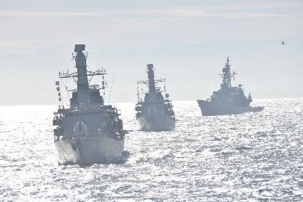 7月23日、#遠洋練習航海 中の練習艦「#かしま 」「#はたかぜ 」は