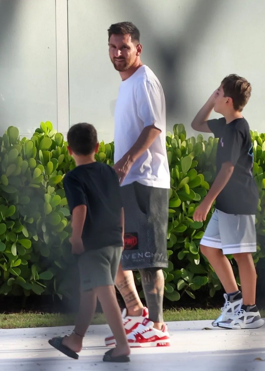 WeAreMessi's tweet photo. Leo Messi with his kids 👀 https://t.co/WunEts8Gu5