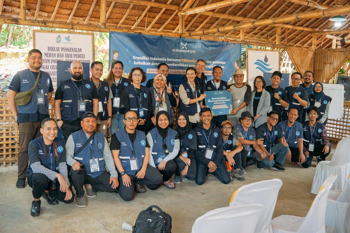 grundfos's tweet photo. Grundfos’ APAC Water Utility Marketing Team, joined by colleagues from Jakarta partnered with Kitabisa and the Banksasuci community in Indonesia. They undertook the task of cleaning the Cisadane River, a mission aligning perfectly with our brand promise #PossibilityInEveryDrop https://t.co/tzX4YcS4bF