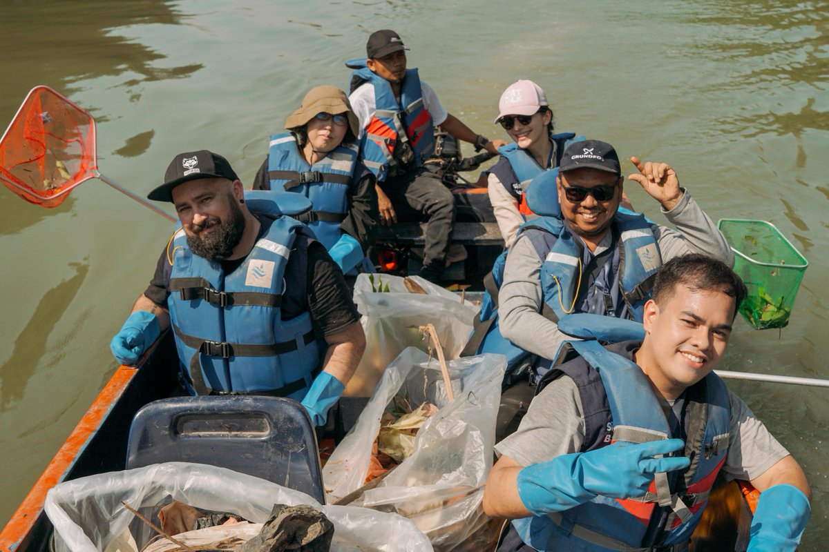 grundfos's tweet photo. Grundfos’ APAC Water Utility Marketing Team, joined by colleagues from Jakarta partnered with Kitabisa and the Banksasuci community in Indonesia. They undertook the task of cleaning the Cisadane River, a mission aligning perfectly with our brand promise #PossibilityInEveryDrop https://t.co/tzX4YcS4bF