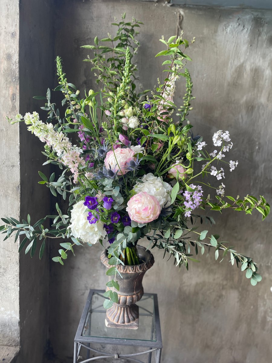 Just like a painting. Beautiful pastels. Pedestal flowers in full bloom 🌼 

#FlowerPower #BloomingBeauty #vinettaflowergallery #Flowers #flowers #roses #fresh-flowers #wowflowers #surpriseflowers #proposalflowers #everydayflowers #birthdayflowers #samedaydeliveryflowers #vinett