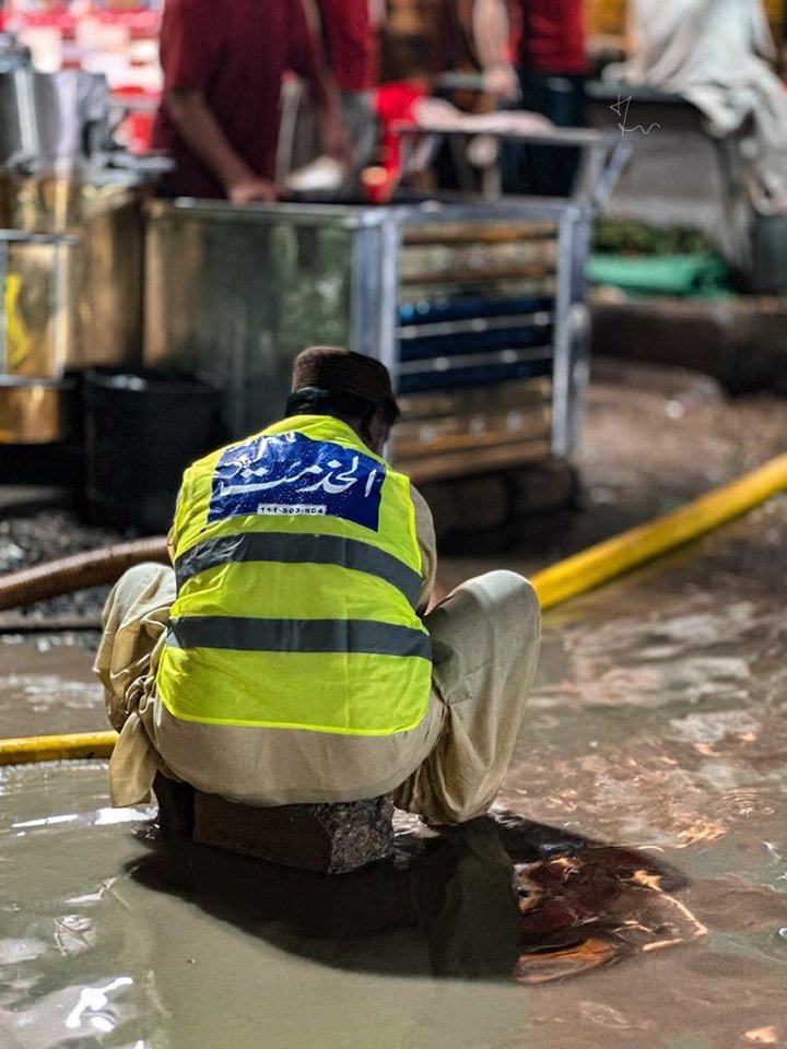 گزشتہ رات بارش کے باعث پیدا ہونے والی صورتحال کے پیش نظر الخدمت ڈیزاسٹرمینجمنٹ سیل کے رضاکار کراچی کے مختلف علاقوں میں امدادی سرگرمیوں میں مصروف ہیں۔
#AlkhidmatVolunteers #Karachi