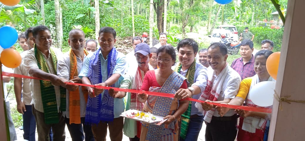 IieMediacell's tweet photo. Daobaisa Boro, EM Sports & Youth Welfare, BTC Gov inaugurated a Van Dhan Kendra Office Hall at the Atterighat Khoiragrant Van Dhan Kendra recently in the presence of invited dignitaries, IIE officials & beneficiaries of various Van Dhan Kendra’s of Udalguri district #Mosde #PMVDY https://t.co/OLo50zTgdu