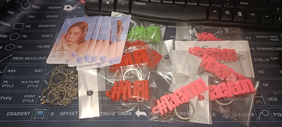 saranghaeph's tweet photo. Almost done!

Sone you know the drill,

Hanapin nyo nalang ako sa event 😂

Fan support for Taeyeon #TheODDOfLOVE_in_MANILA 

Will be giving photo cards and #Yuri and #TAEYEON keychain. 

Quantity: dipende sa kung ilan mapo produce ko. https://t.co/IRvr0cz0XM