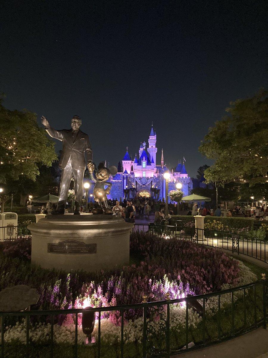 oxy_sato's tweet photo. アメリカのディズニーは0時まで開いてます！
やっぱ凄いなー！ https://t.co/c997O3VmS6