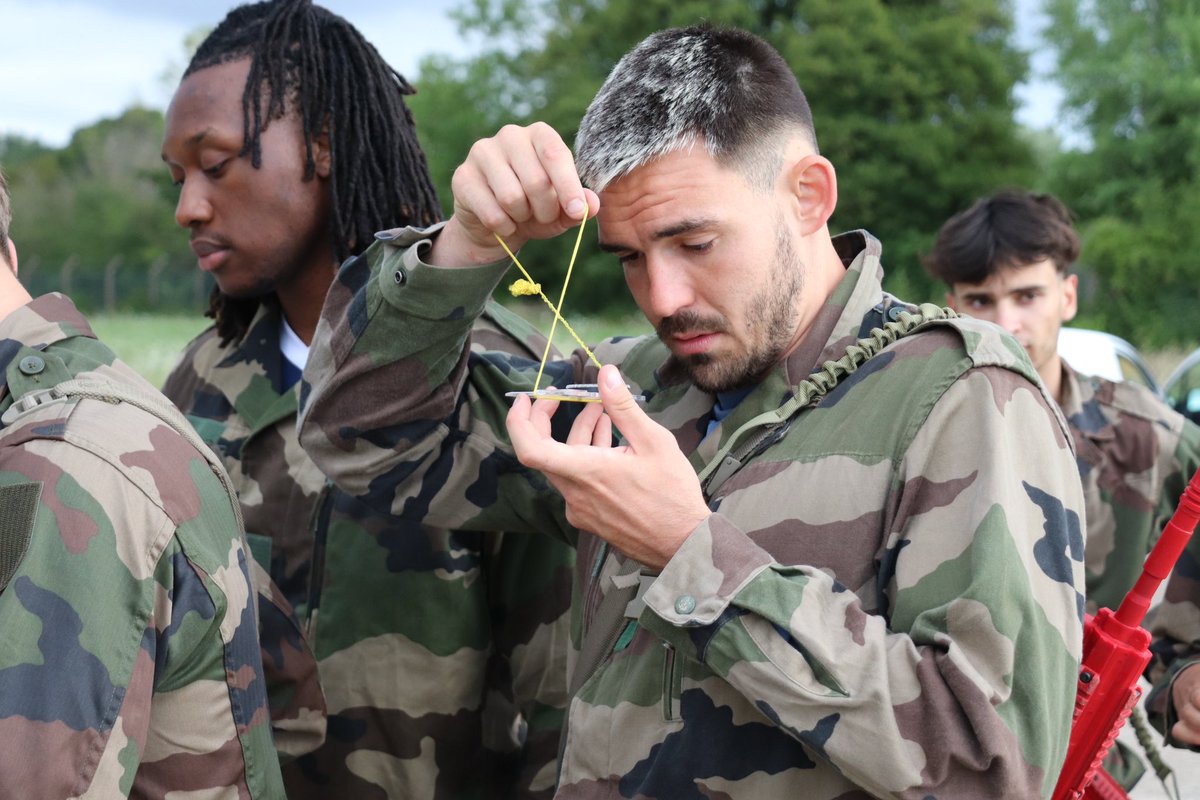 😴 Après 25 km de marche et une courte nuit à la belle étoile, la fatigue se fait ressentir ce matin sur le camp 🏕️ 🧭 Au programme de la matinée : Course d’orientation et exercice de franchissement ! 📍@RG_19e #AllezleGBDH #GrandissonsEnsemble #prepa2324