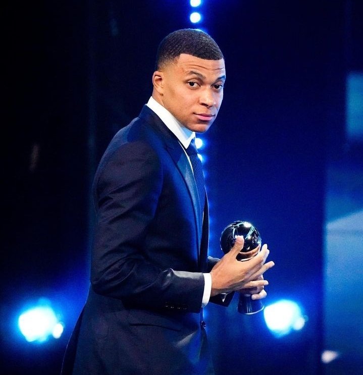 Mo_Manhimself's tweet photo. Paris Saint-Germain have granted Al-Hilal permission to speak to Kylian Mbappe after a world record £259 million bid for the striker.

This is coming after the French club put up Mpape for sale by the French after refusing to sign a new deal. https://t.co/NIEbjgI4Ki