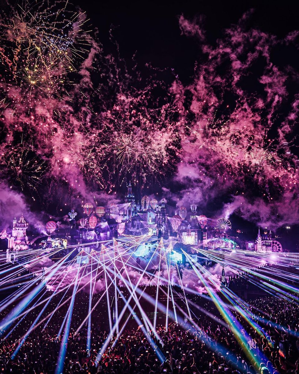 MartinGarrix's tweet photo. don’t think I’ll ever get used to the feeling of closing mainstage @tomorrowland.. thanks for everything &amp; see you next week https://t.co/nAyIMmxwEa