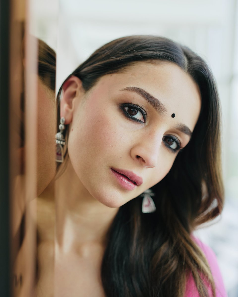 aliaa08's tweet photo. Rocky Aur Rani kii Kolkata kii kahaani ♥️🙈

See you in 3 days!!
#RockyAurRaniKiiPremKahaani in cinemas this Friday https://t.co/li6kyrPjZA