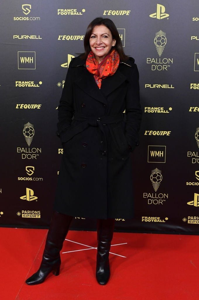 lnstantFoot's tweet photo. Anne Hidalgo, maire de Paris, tacle le PSG au sujet de sa gestion de Kylian Mbappé ! 👊🏻🔴🔵

« Je ne comprends pas à quoi joue le PSG. 𝗞𝘆𝗹𝗶𝗮𝗻 𝗠𝗯𝗮𝗽𝗽𝗲́, 𝗰’𝗲𝘀𝘁 𝗹𝗲 𝗺𝗲𝗶𝗹𝗹𝗲𝘂𝗿 𝗷𝗼𝘂𝗲𝘂𝗿 𝗱𝘂 𝗺𝗼𝗻𝗱𝗲. J’avoue que je ne comprends rien. Kylian est un joueur extraordinaire, il faut le garder à Paris si c’est aussi sa volonté de rester le plus longtemps possible. 𝗟𝗮 𝗾𝘂𝗲𝘀𝘁𝗶𝗼𝗻 𝗲𝘀𝘁 𝗱𝗲 𝘀𝗮𝘃𝗼𝗶𝗿 𝗮̀ 𝗾𝘂𝗼𝗶 𝗷𝗼𝘂𝗲 𝗹𝗲 𝗣𝗦𝗚 ? » 

(@BFMTV)