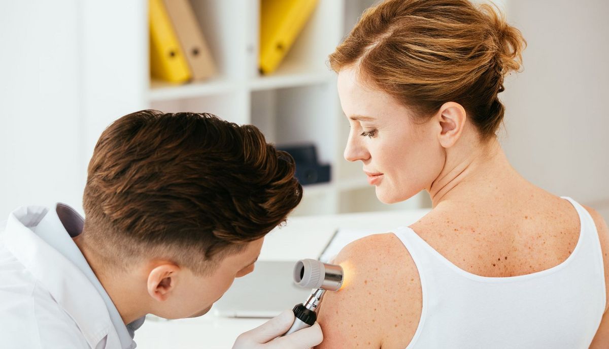 Die Zahl der Patienten mit bösartigem schwarzem #Hautkrebs ist in den vergangenen zehn Jahren um 18 Prozent gestiegen. Es wichtig, #Hautveränderungen zu beobachten und bei Auffälligkeiten frühzeitig einen #Hautarzt aufzusuchen. ow.ly/2WeE50P9fJZ