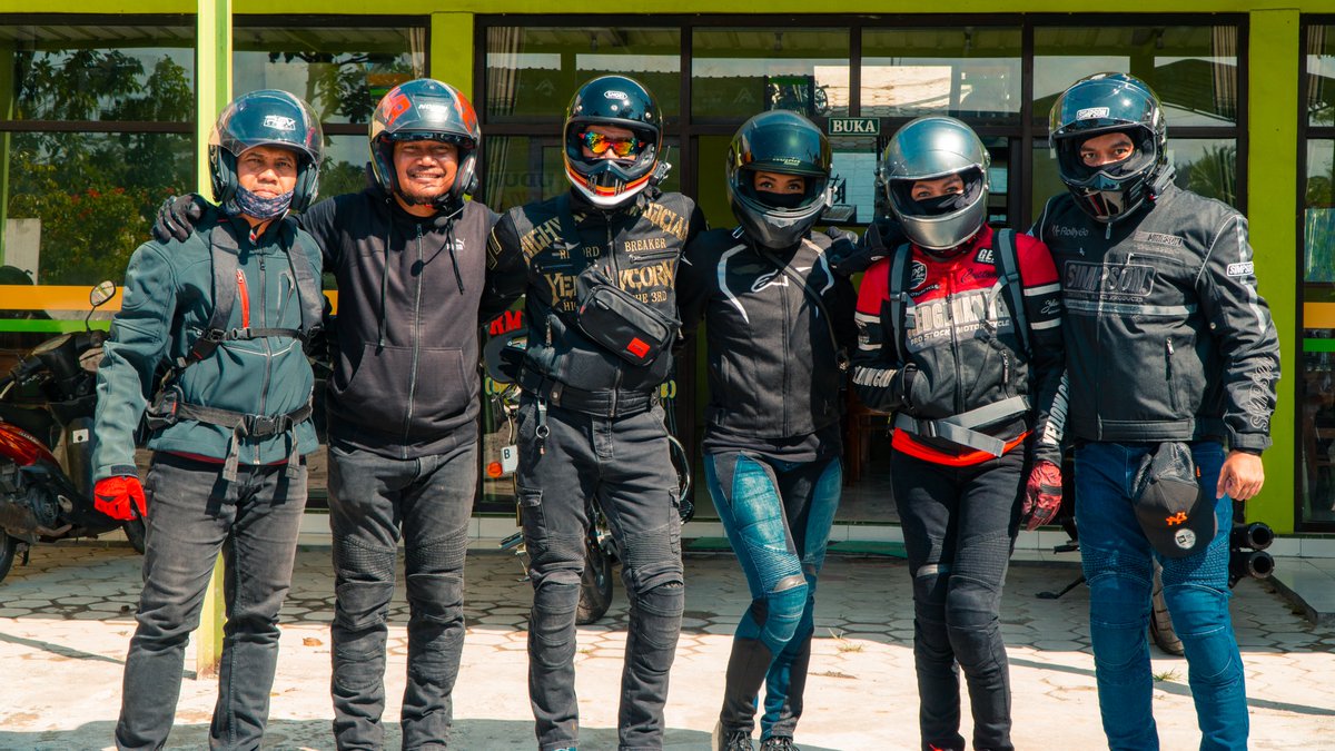 progomoto's tweet photo. the MCMC, Married Couples Motorbike Club. #BIKERS #Jogja https://t.co/IqSpU6kEZw