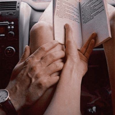 thingsofbooks_'s tweet image. «—¿Por qué querría finales trágicos? No soy tan masoquista. La vida ya es una completa tragedia para algunos como para querer leer algo igual. Se supone que los libros son para evadir la realidad, si quisiera leer algo trágico, leería los sucesos en el periódico.»