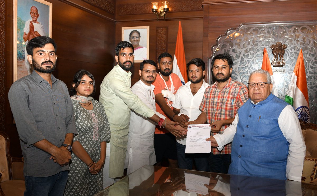 ABVPVoice's tweet photo. अभाविप प्रतिनिधिमंडल ने राष्ट्रीय मंत्री @HushyarMeenaIN के नेतृत्व में जयपुर में राजस्थान में महिलाओं एवं बच्चियों के साथ बढ़ रहे दुष्कर्म व गैंगरेप तथा जनजाति लोगों के साथ अत्याचार की घटनाओं और विभिन्न प्रतियोगी परीक्षाओं के पेपर लीक के संदर्भ में राजस्थान के माननीय राज्यपाल श्री @KalrajMishra को ज्ञापन सौंपा। पश्चिम क्षेत्र के क्षेत्रीय संगठन मंत्री श्री @iAshwani_Sharma भी इस दौरान उपस्थित रहे।