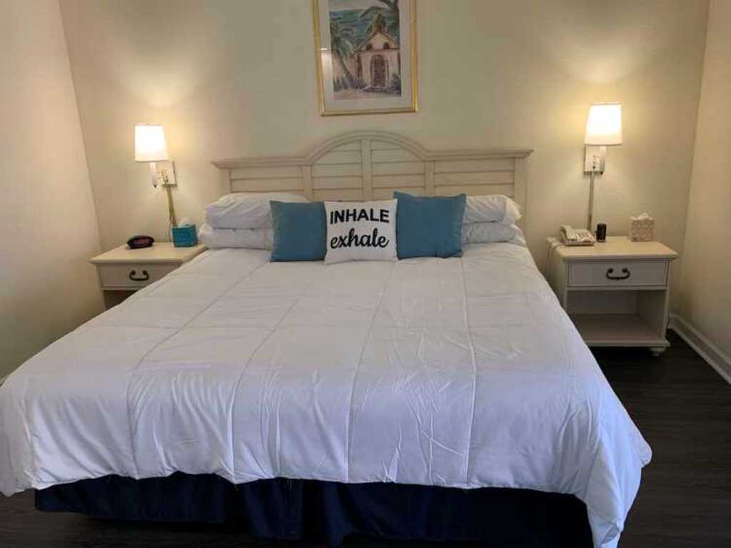 Less2Stay's tweet photo. Discover the perfect Myrtle Beach condo near a top-notch golf course at #Less2Stay. Tee off in paradise and unwind in comfort. #MyrtleBeachCondo #GolfGetaway #GolfCourseView #VacationRental #RelaxAndGolf https://t.co/3m1xZyg8Xn