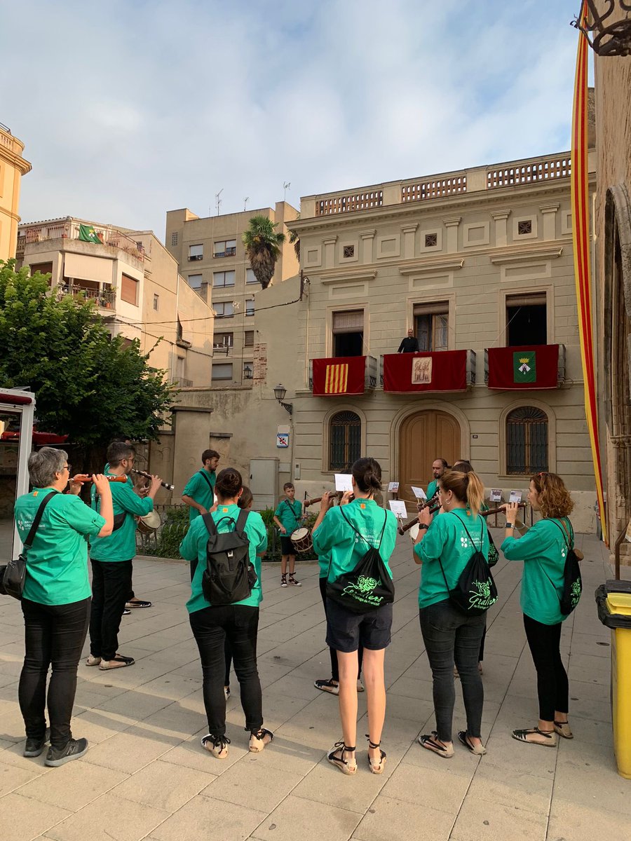 stmiquelespluga's tweet image. L'espai expositiu l'obriran els #Grallers de l'Espluga amb el toc de #Matinades, a primera hora, i podrà visitar-se fins al vespre. Els ramets d'espígol s'utilitzaran per guarnir el tabernacle dels Sants, com marca la tradició ancestral. @ajtlespluga