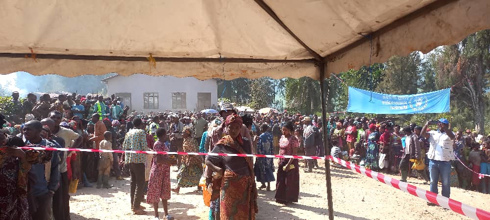 WFPDRC's tweet photo. 🇨🇩 #RDCongo 📢 En ces temps troublés, @WFP est présent, travaillant sans relâche pour atteindre les plus vulnérables. À Mokoto, au Nord-Kivu, la distribution de l'aide alimentaire est en cours 🚚 pour soutenir 15 300 personnes ! https://t.co/yRqutQ29Af