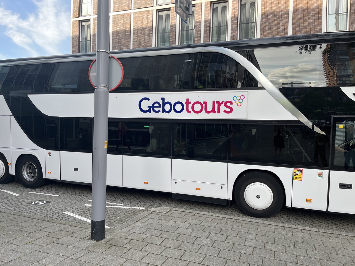 Net de kids uitgezwaaid die naar ⁦<a href="/Efteling/">Efteling</a>⁩ gaan. Mooi dat we dit vanuit ⁦<a href="/voorhetkind/">Jeugdbescherming Rotterdam Rijnmond</a>⁩ voor hen kunnen regelen. Veel plezier!