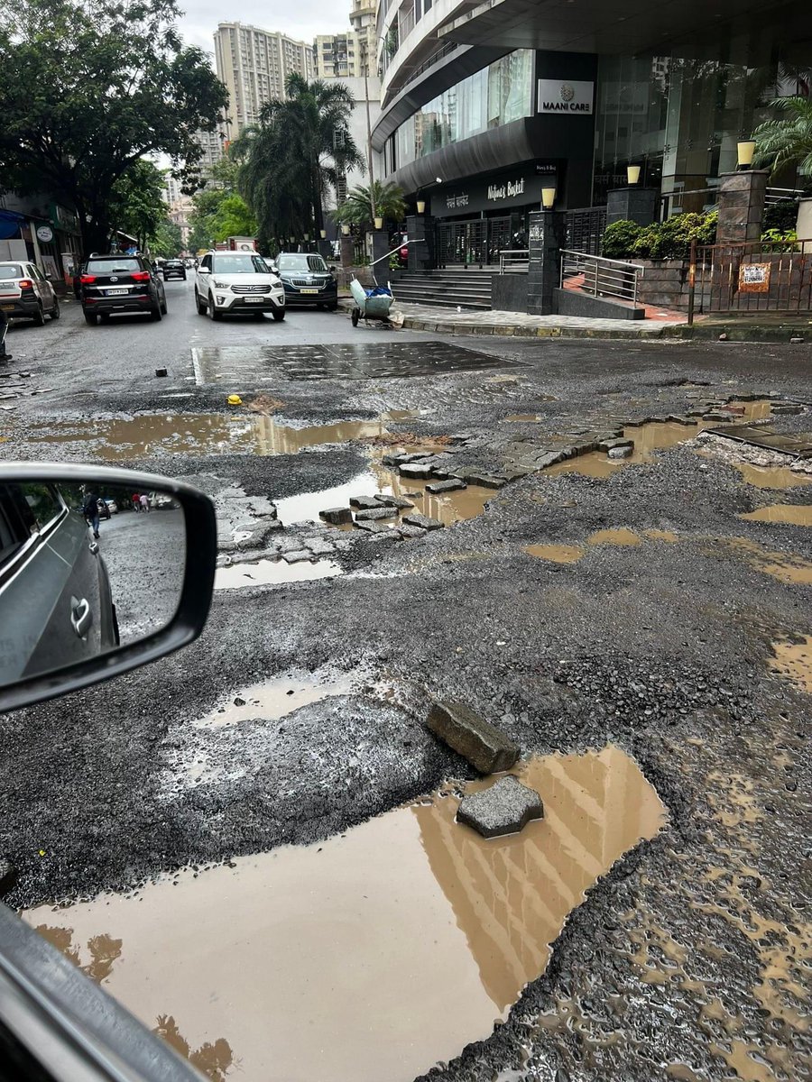 And vehicle owner pay taxes for such roads ??? #oshiwara @mybmc @CMOMaharashtra @AndheriLOCA @maha_governor @htTweets @TimesNow