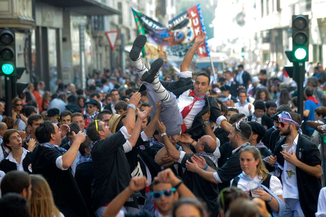 TurismoAlava's tweet photo. 🎉¡ Día de Santiago! 

Carrera de barricas, concurso de herri kirolak, kalejiras, conciertos ¡y mucho más!

📄 Consulta el programa: https://t.co/K0XrBhMaI8

@TurismoVitoria @vitoriagasteiz #diadesantiago #santiago2023 #blusas #neskas #kalejira #fiestas #vitoria #alavaturismo https://t.co/g1HTUGEQmY
