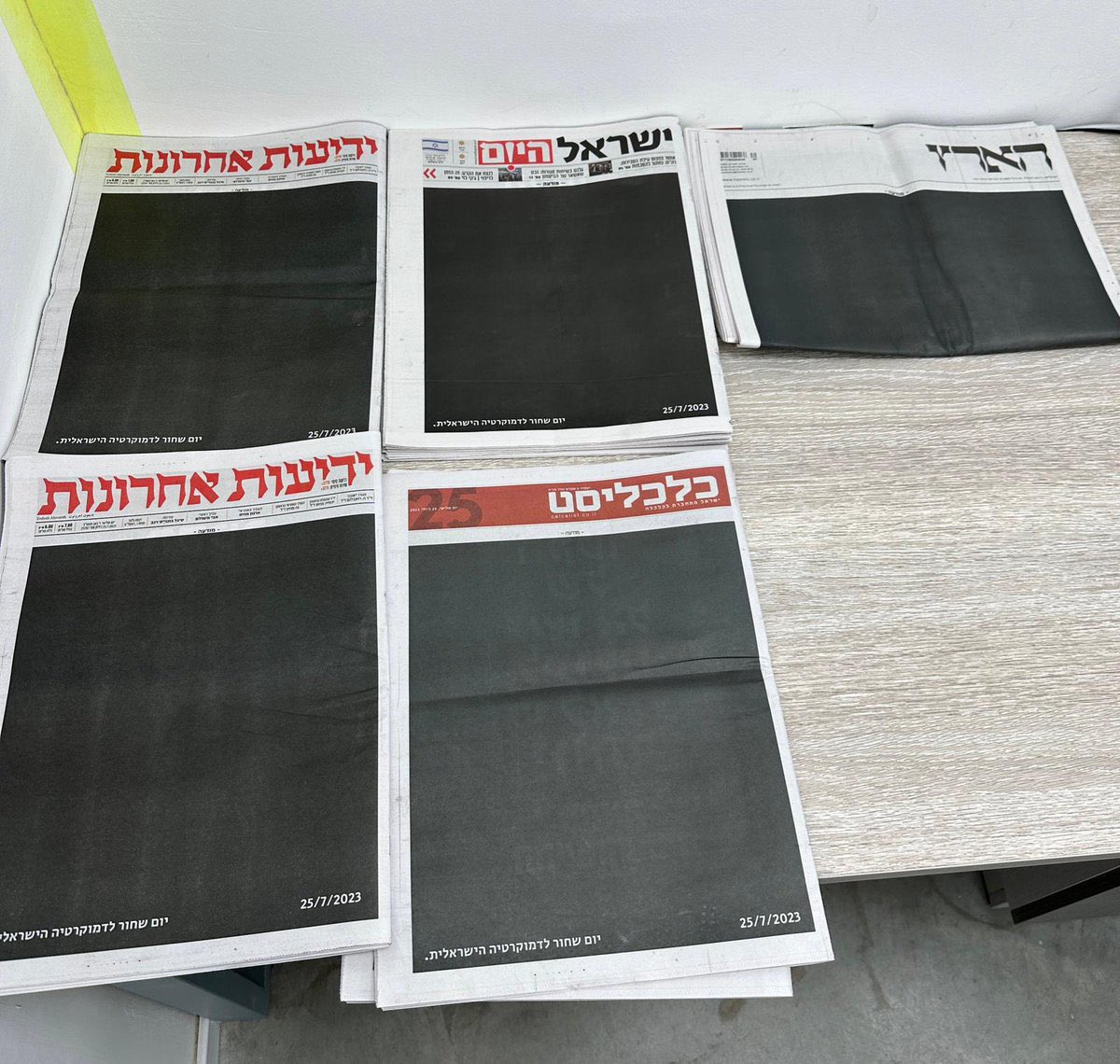 Ostrov_A's tweet photo. Like so much about this situation, there is more than meets the eye!

The jarring image you are seeing of newspapers in Israel today with the same cover, saying "a black day for democracy" is not an editorial endorsement, but paid ad by the tech protest movement organizers! https://t.co/kntR028Oe8