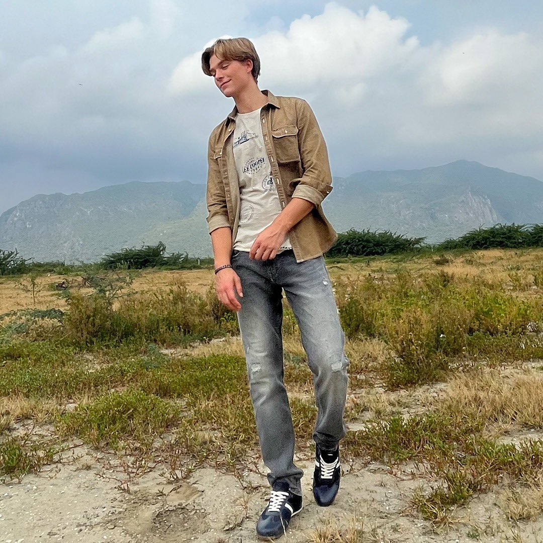 LeeCooperIn's tweet photo. Embrace your surroundings in style with Lee Cooper apparels.

#LeeCooperIndia #LeeCooper #LifeIsOutThere https://t.co/vsxBtsksyB