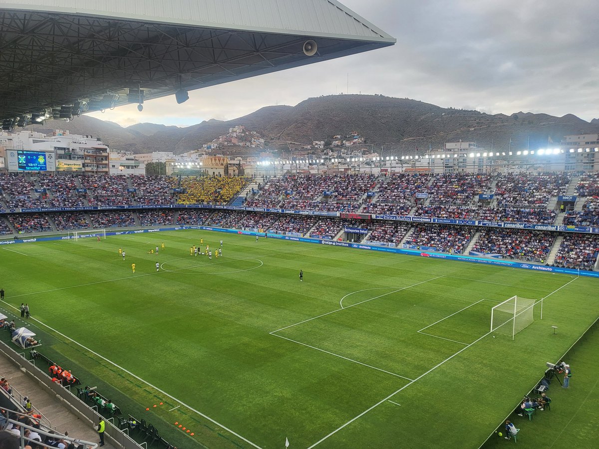 ANGELFERRER75's tweet photo. Este templo hoy cumple 98 años, muchas felicidades estadio Heliodoro Rodríguez López, #YoSoyElTenerife @CDTOficial https://t.co/kYfIlc3xGd
