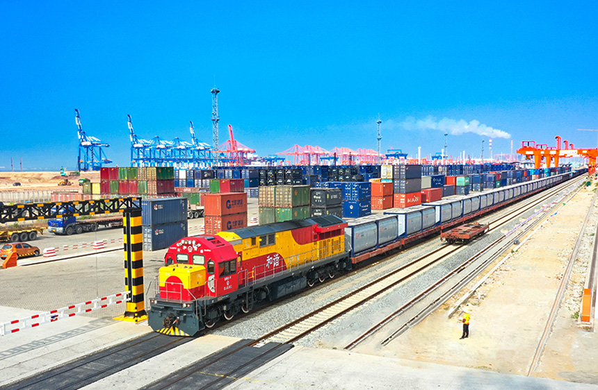 PDChina's tweet photo. China's New International Land-Sea Trade Corridor handled over 5,000 rail-sea intermodal freight trains this year as of July 23 and is expected to top 9,000 by year-end. As China's major logistics passage, the corridor now covers 119 countries &amp; regions and 17 Chinese provinces. https://t.co/G3v934dGEO