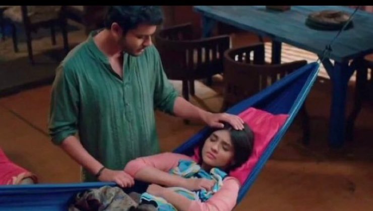 kruttika0707's tweet photo. Ya toh Akshara babysits Nav, ya phir Nav babysits Akshara. How is this even a ship? 
This pic is so uncomfortable. https://t.co/5mNrCpojoW