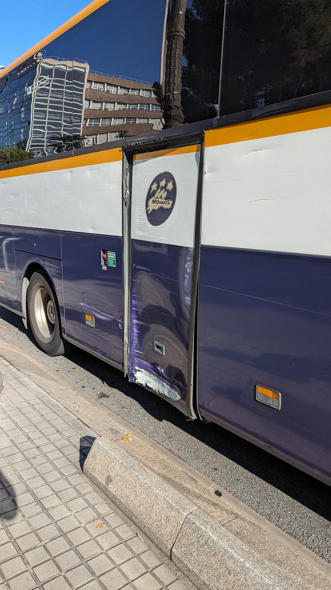 Fa més d'un mes que a la Hispano Igualada-Bcn pels pobles de les 8h anem amb la porta del darrere i la suspensió trencades tocant a tots ressalts. Potser ja és hora que ho reviseu... <a href="/monbusinfo/">Monbus</a> #0reparacions #HispanoFail