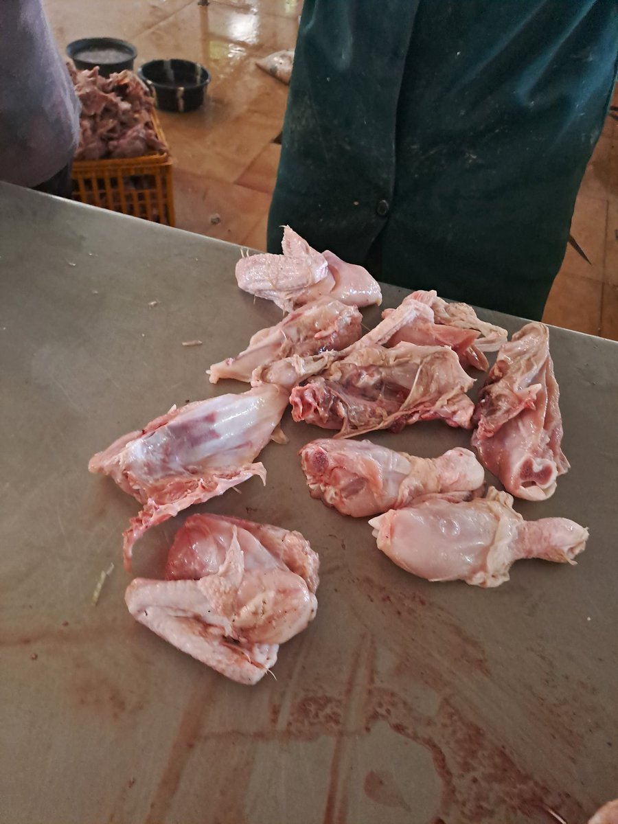 khalilfrozenF's tweet photo. Do you know you can actually cut a 1kg chicken as low as #1600 into 8 pieces? Imagine getting 50 of such chicken cut into 8 pieces each, that's a whooping 400 pieces which would see you spend only around #80k. You dare not get a cattle of that amount. Refer us to ceremonies!!! https://t.co/Ir1pkSwQu0