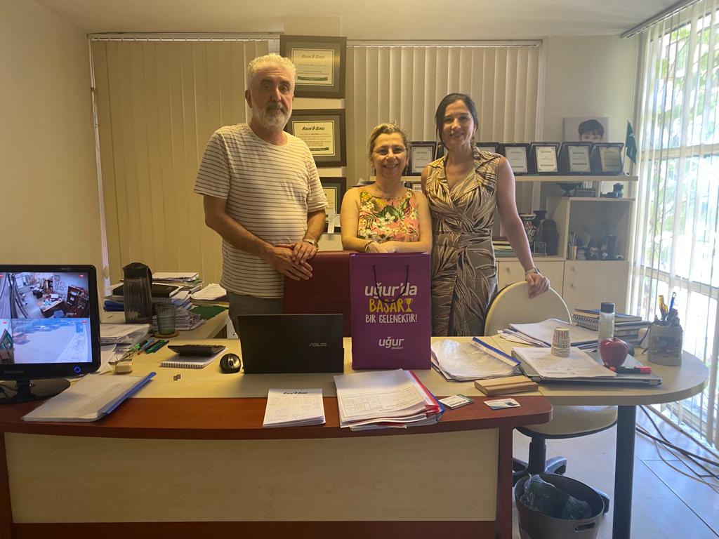 YAZ DÖNEMİ VELİ İŞYERİ ZİYARETLERİMİZ DEVAM EDİYOR. 
Yaz döneminde de velilerimizle buluşmaya devam ediyoruz. Bugün Tümer Sulama Rain Bird Türkiye Distribütörü velilerimiz Hasan ve  Gülin TÜMER’e misafir olduk. Velilerimizin misafirperverliklerine ve sohbetlerine teşekkür ederiz.