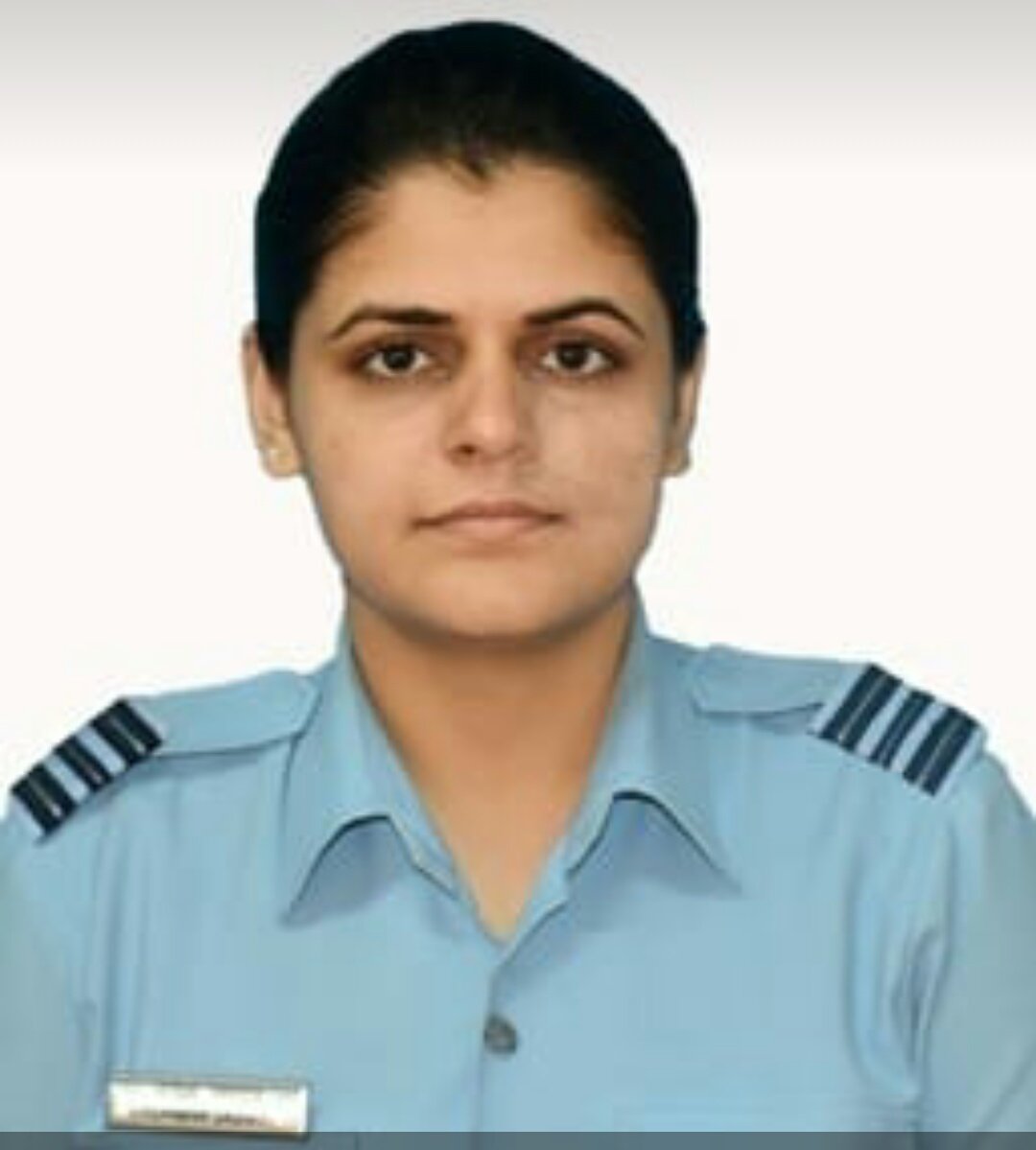 mananbhattnavy's tweet photo. I'm deeply sorry to hear about the loss of Sqn Ldr Arshita Jaiswal, a brave officer of the Indian Air Force. Her courageous act to defend her home and fight against the burglar is truly commendable. It's heartbreaking to learn that she was in a deep coma for seven days due to the injuries sustained during the scuffle and eventually passed away at MH Pathankot.

May her soul rest in peace, and may her bravery and dedication to her duty be remembered and honored. Her sacrifice serves as a reminder of the selflessness and valor displayed by our armed forces, and she will be remembered for her service and bravery. My thoughts are with her family, friends, and colleagues during this difficult time. 
🇮🇳 Jai Hind Om Shanti Shanti 🙏🏻