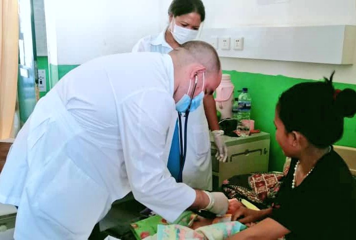 Cuidando a los más pequeños en este 26 de victorias, el Dr. Lázaro Sergio Alvarez Mesa Esp.Pediatría BMCTL #Covalima realiza consultas de captación de recién nacidos porque el amor y la solidaridad se imponen. #CubaCoopera #ConTodosLaVicoria #70Moncada