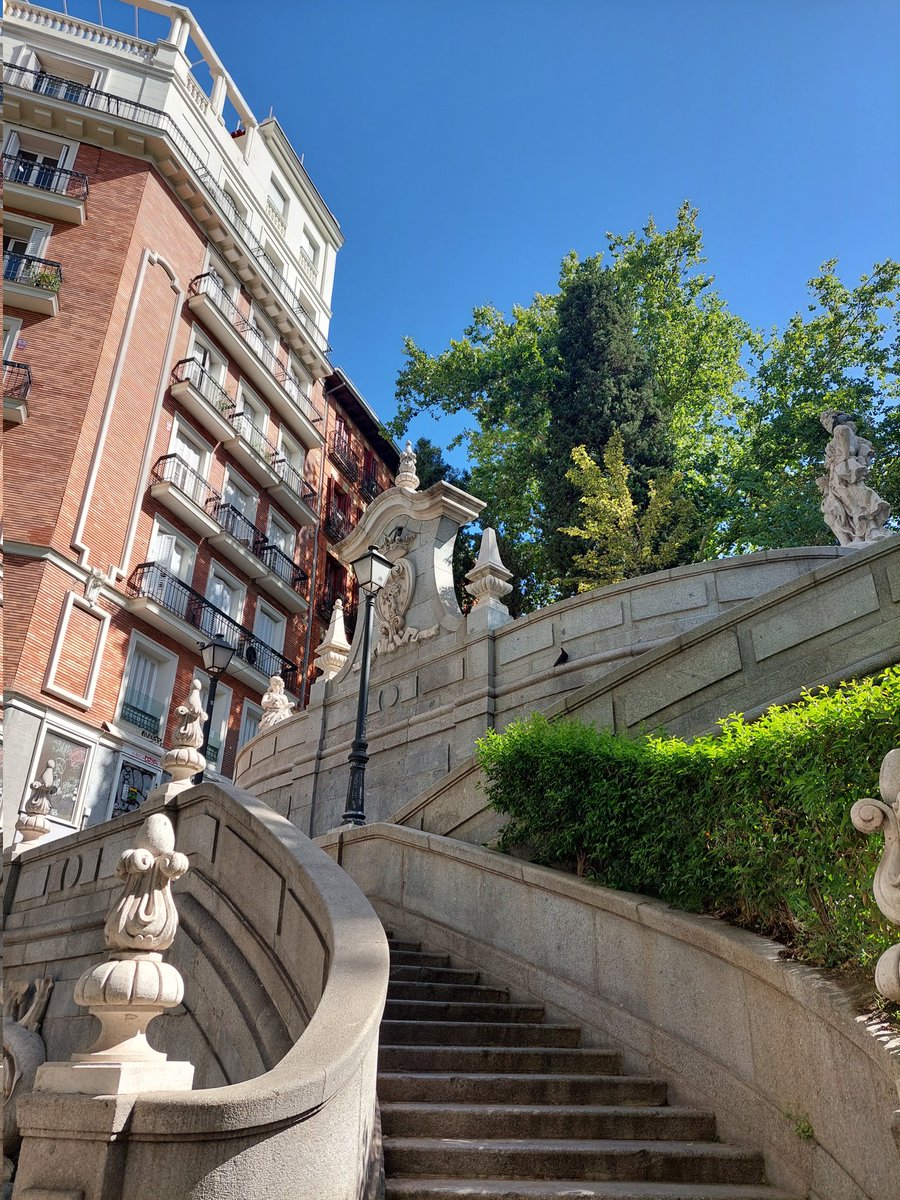 jesusverdem's tweet photo. #MarGenteChachi25Jul #BuenosDias #CallePrincesa #PlazaEspaña #Madrid @ChuleriaMadrid @HOSTALPERSAL Que bonita semana tenemos, con el frescor de la sensatez.... #BuenDia Querid@s Amig@s. https://t.co/29TwOIr15b