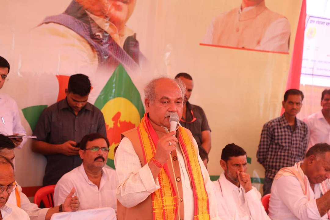 Kailash4BJP's tweet photo. दो दिवसीय #श्योपुर प्रवास के दौरान विगत दिवस 24 जुलाई को लोकप्रिय सांसद, केन्द्रीय @AgriGoI मंत्री मा. @nstomar जी ने ग्राम प्रेमसर पंचायत कार्यालय प्रांगण में #विकास_पर्व में सह��ागिता कर 6.31 करोड़ के विकास व निर्माण कार्यों का लोकार्पण व भूमिपूजन किया।
#VikasParv #Sheopur https://t.co/2icrtig78k